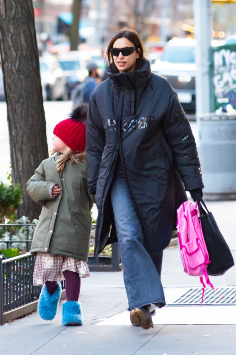 Irina Shayk Hides Her Face as she walks with Daughter Lea Cooper
