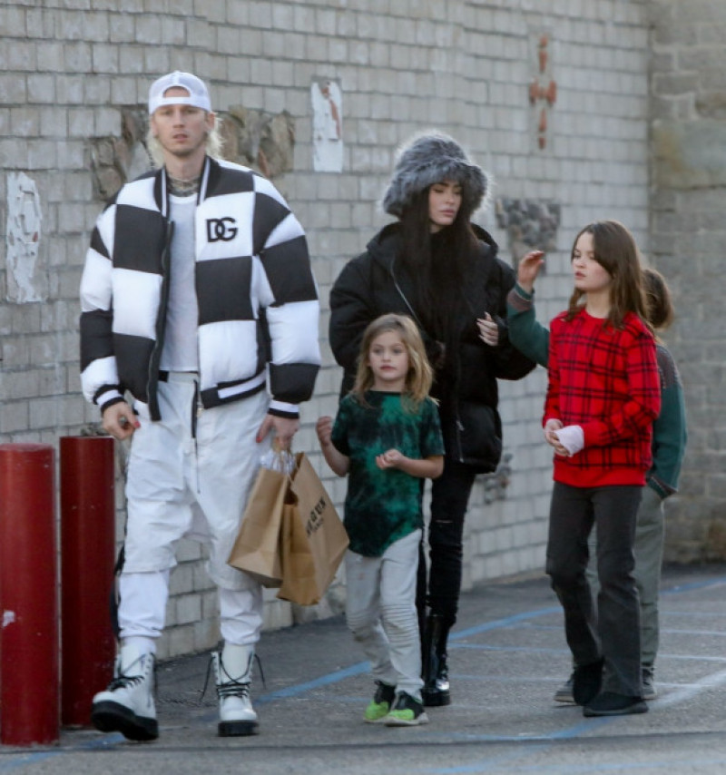 Megan Fox, alături de Machine Gun Kelly și de copiii ei/ Profimedia