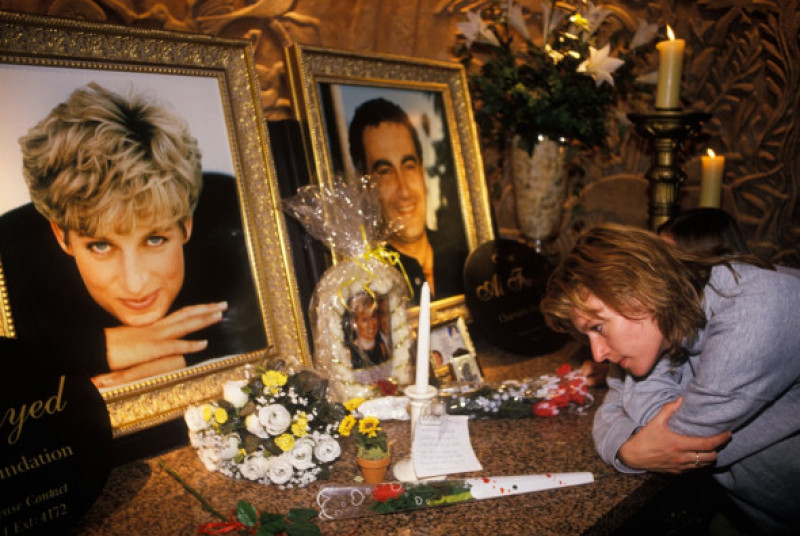 Princess Diana of Wales and Dodi Fayed memorial in Harrods department store Knightsbridge London England 1998 1990s UK HOMER SYKES