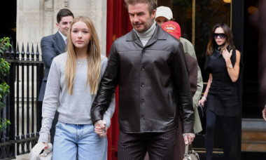 Cum nu se poate mai mândru de ea. David Beckham, de mână cu fiica lui prin Paris. Harper are 13 ani și este adorabilă