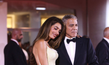 Amal și George Clooney, gesturi tandre și priviri complice, pline de dragoste, pe covorul roșu. Ploaia de blițuri nu i-a intimidat