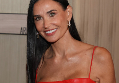 Demi Moore, zeiță într-o rochie cu un decolteu amplu, la premiera „The Substance” Actrița e într-o formă de invidiat la 61 de ani