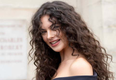 Mix perfect de grație feminină și inocență. Deva Cassel, fiica Monicăi Bellucci și noua stea a modei, pictorial îndrăzneț în Vogue