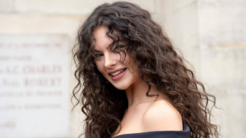 Mix perfect de grație feminină și inocență. Deva Cassel, fiica Monicăi Bellucci și noua stea a modei, pictorial îndrăzneț în Vogue