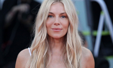 Superba Sienna Miller, într-o ținută curajoasă la Veneția: o salopetă total transparentă, purtată fără sutien. Doar părul a acoperit-o