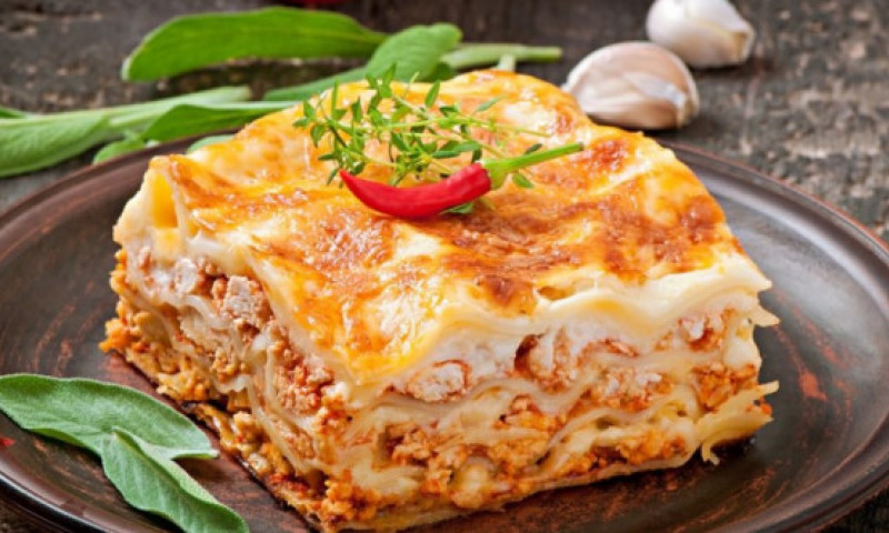 Lasagna cu sos bolognese. Straturile multiple și gustul complex sunt apreciate de toată lumea!