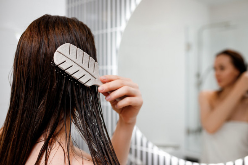 Attractive,Woman,In,White,Towel,With,Comb,Brushing,Her,Wet