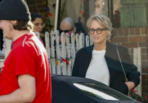 Sharon Stone, plimbată cu mașina decapotabilă de fiul mijlociu. Actrița de 66 de ani a strălucit de mândrie în dreapta lui