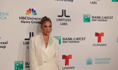 Silueta ca ea nu are nimeni! Jennifer Lopez, într-o rochie extrem de mulată care i-a evidențiat formele voluptoase