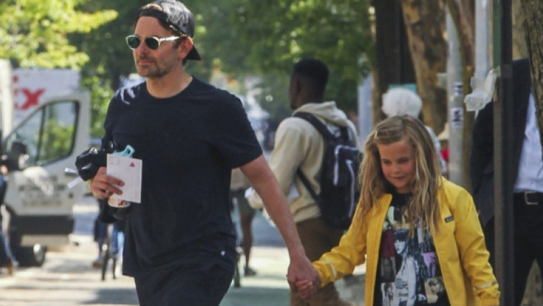 Cum arată fiica lui Bradley Cooper la vârsta de șapte ani. Actorul, un tată devotat, surprins cu puștoaica la o plimbare în New York