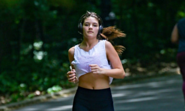 Suri Cruise, surprinsă de paparazzi în timp ce alerga în Central Park. Fiica lui Tom Cruise și-a etalat abdomenul plat fără rețineri