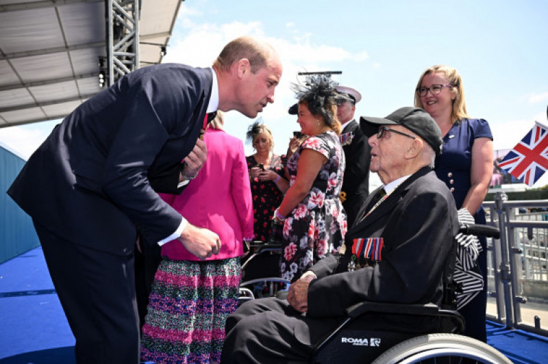 Prințul William și un veteran de război.jpg