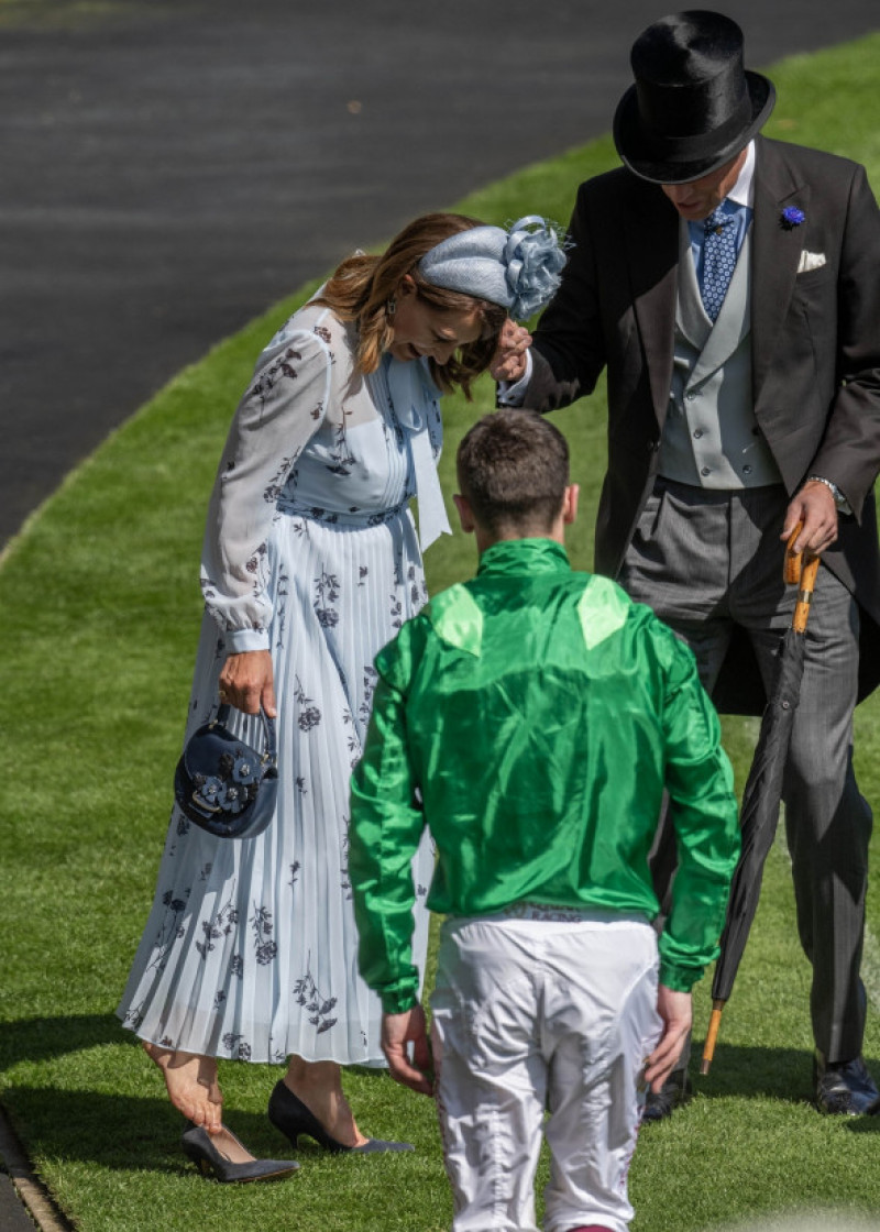 *EXCLUSIVE* Catherine, Princess of Wales' mother Carole Middleton seems to lose her shoe and helped by her son in law Prince William during the 2024 Royal Ascot meeting.