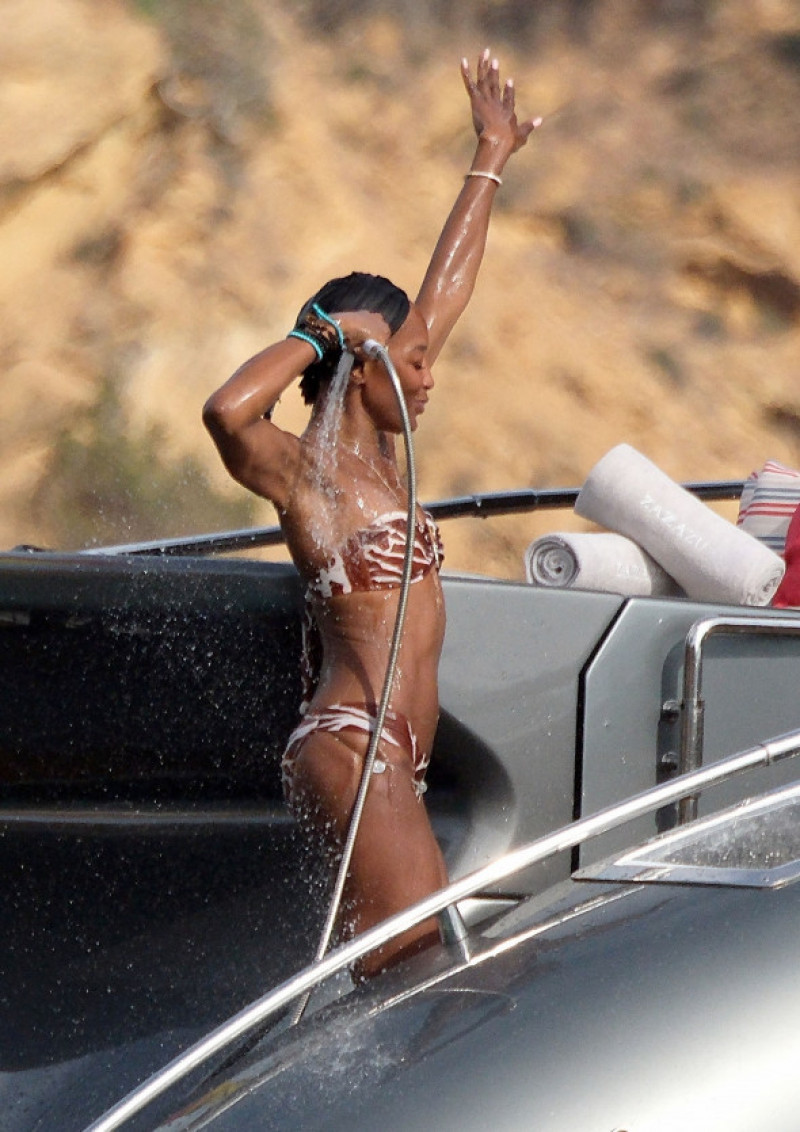 *PREMIUM-EXCLUSIVE* MUST CALL FOR PRICING BEFORE USAGE - Topping up their tans by showing off their sultry figures, It's fun in the sun for Naomi Campbell, Michelle Rodriguez, Eisa Gonzalez and Afef Jnifen out on holiday in Ibiza.*PICTURES TAKEN ON 09/