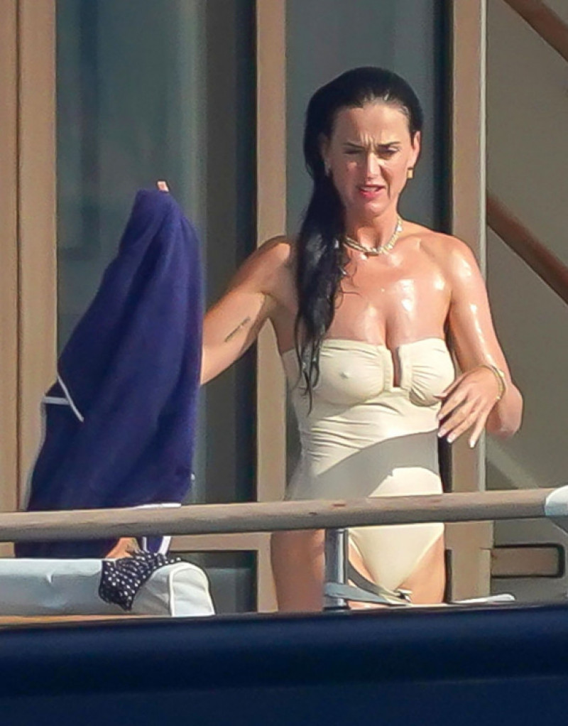 *EXCLUSIVE* The American Singer Katy Perry soaks up hot French sunshine in her white swimsuit during her summer holidays on a luxurious yacht in St-Tropez. *PICTURES TAKEN ON THE 13/07/2024*