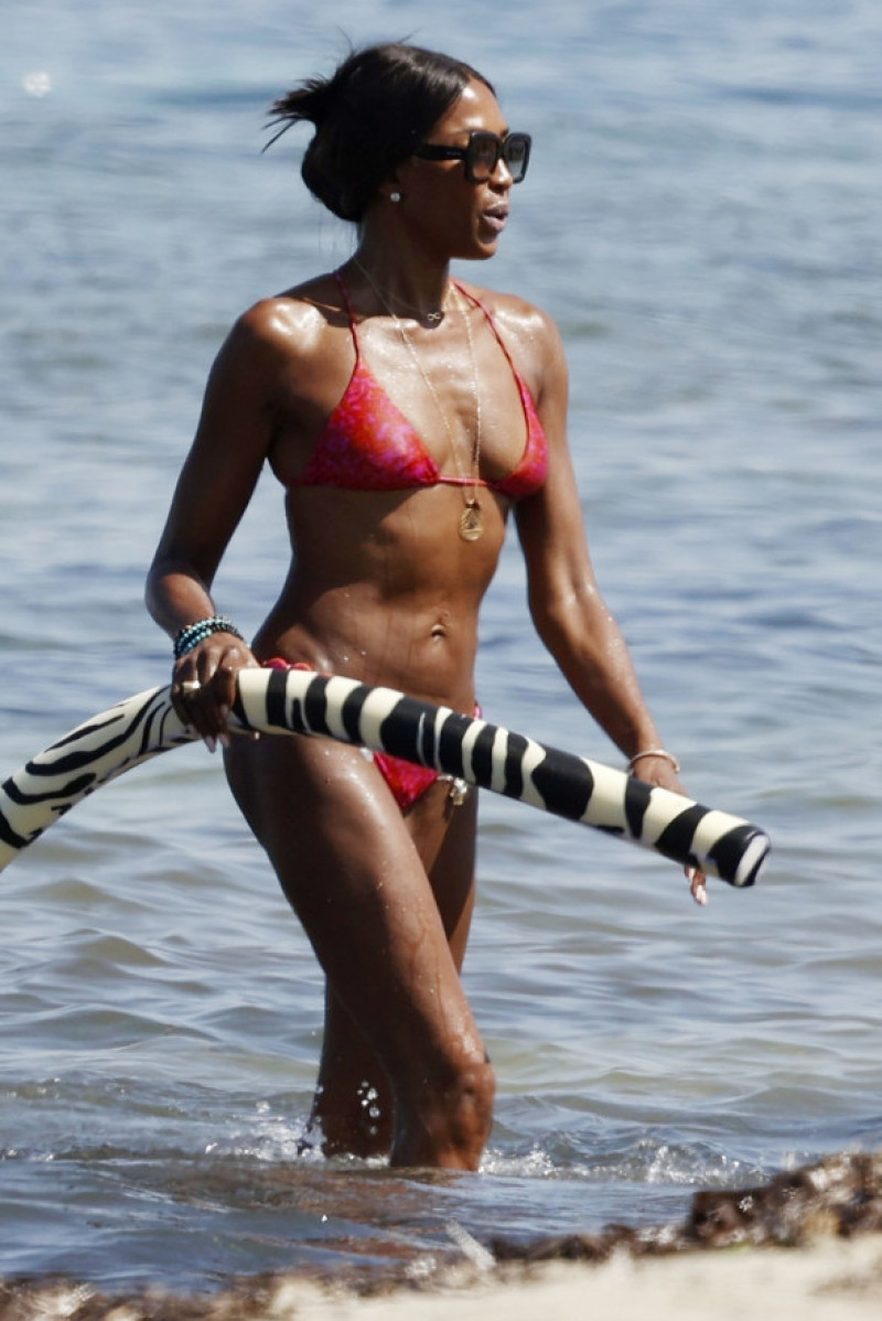 *PREMIUM-EXCLUSIVE* MUST CALL FOR PRICING BEFORE USAGE - Setting the temperatures soaring out on the beaches of Ibiza, Naomi Campbell, Michelle Rodriguez and Eisa Gonzalez are seen having a little fun in the sun as they top up their tans, showcasing their