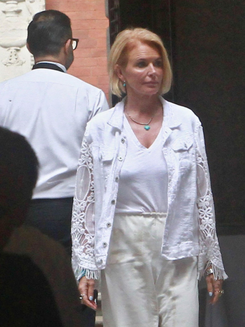 07/03/2024 Milan Ph.Paolo Della Bella James Mark Burnett (British television producer), with his wife Roma Downey (British actress, film producer), after having lunch at the "Il Salumaio" restaurant, they exchange a kiss during the walk in via Monte Napol