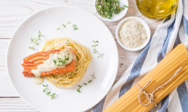 Spaghete cu sos alb, somon și orez. Eleganța și complexitatea gusturilor vor impresiona pe oricine!
