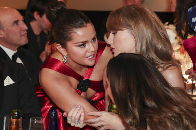 Selena Gomez și Taylor Swift, discuție virală la Globurile de Aur/ Profimedia