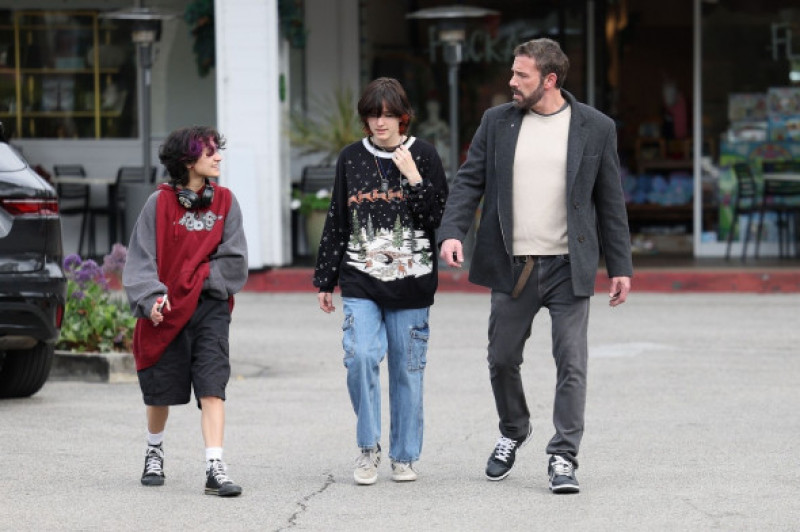*EXCLUSIVE* Ben Affleck out shopping for essentials at Beverly Glen Mall with Emme and Seraphina