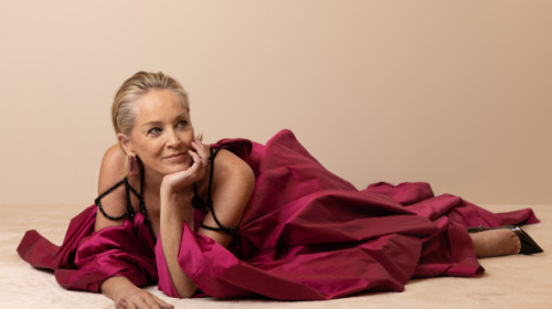 Sharon Stone, model în costum de baie la 67 de ani. Actrița, nominalizată la un prestigios premiu de artă după debutul în pictură