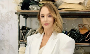 Andreea Marin, în pantaloni foarte scurți din blugi, într-o apariție pe placul fanilor: "Ai picioare de model!"
