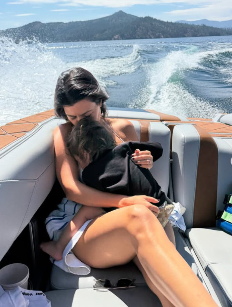 kourtney kardashian cu fiul pe barca