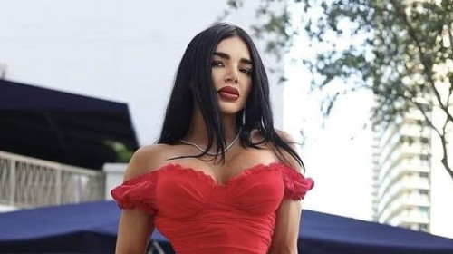 Tânără criticată pentru că își ține talia în corset 23 de ore pe zi. Modelul cu forme extreme nu regretă nimic: “Sunt unică”