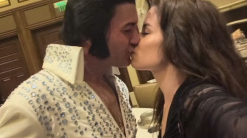 O tânără a renunțat la viața din Elveția și s-a căsătorit cu un artist care-l imită pe Elvis Presley: „S-a întâmplat foarte repede”