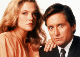 Kathleen Turner, apariție rară la 71 de ani, în baston, cu un braț imobilizat. În anii '80 făcuse o pasiune pentru Michael Douglas
