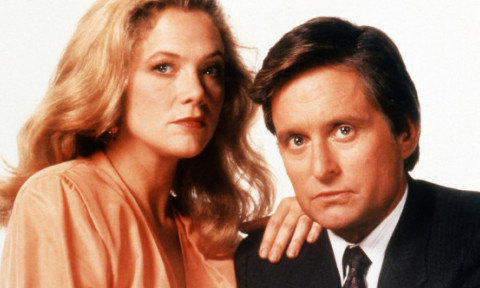 Kathleen Turner, apariție rară la 71 de ani, în baston, cu un braț imobilizat. În anii '80 făcuse o pasiune pentru Michael Douglas