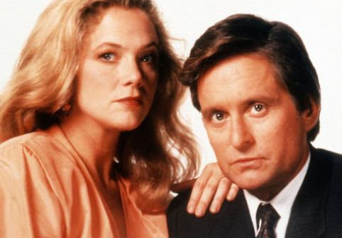 Kathleen Turner, apariție rară la 71 de ani, în baston, cu un braț imobilizat. În anii '80 făcuse o pasiune pentru Michael Douglas