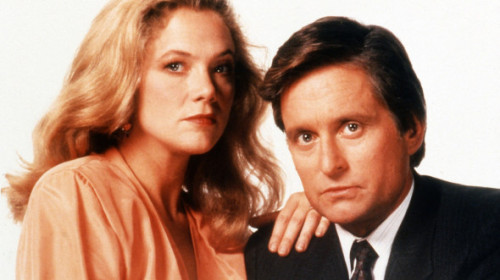 Kathleen Turner, apariție rară la 71 de ani, în baston, cu un braț imobilizat. În anii '80 făcuse o pasiune pentru Michael Douglas