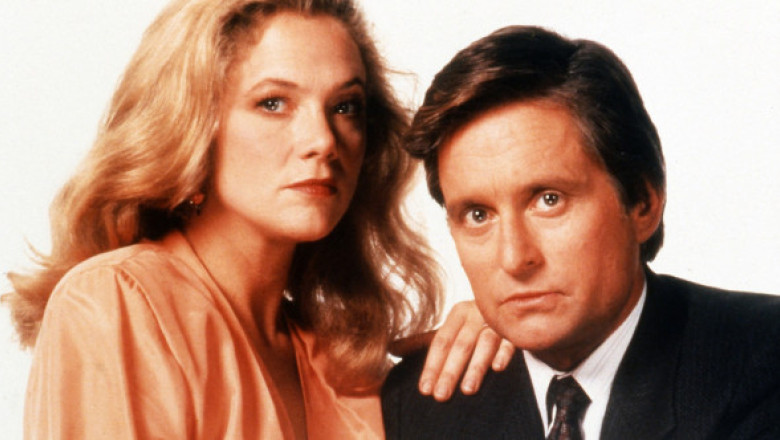 Kathleen Turner, apariție rară la 71 de ani, în baston, cu un braț imobilizat. În anii '80 făcuse o pasiune pentru Michael Douglas