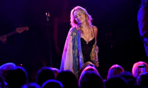 Kate Hudson, în costum de baie, pe iaht: „Cu bine, vară dulce”. Fanii, impresionați: „Cum poti să ai și acum un corp ca la 20 de ani?!”