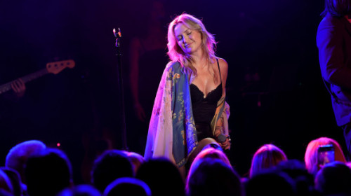Kate Hudson, în costum de baie, pe iaht: „Cu bine, vară dulce”. Fanii, impresionați: „Cum poti să ai și acum un corp ca la 20 de ani?!”