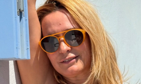 Andreea Esca, departe de imaginea sobră de la știri. Ziua în costum de baie, noaptea, distracție la cluburile din Mykonos