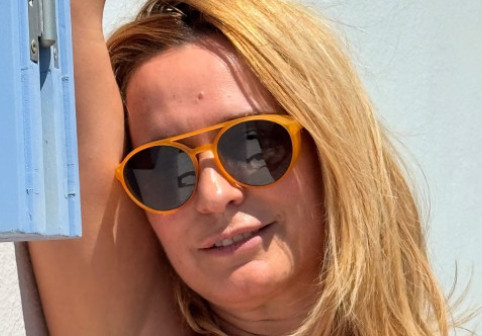 Andreea Esca, departe de imaginea sobră de la știri. Ziua în costum de baie, noaptea, distracție la cluburile din Mykonos