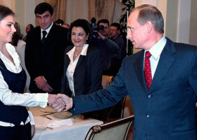 Vladimir Putin ar avea doi fii care-i seamănă leit, de 6 și 10 ani. Cum arată copiii crescuți în lux, dar izolați de lume
