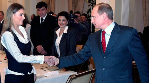Vladimir Putin ar avea doi fii care-i seamănă leit, de 6 și 10 ani. Cum arată copiii crescuți în lux, dar izolați de lume