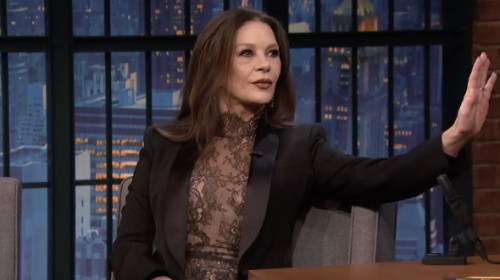 Catherine Zeta-Jones, aspru criticată după gluma făcută la tv despre un fan de 12 ani: "E atât de dezgustător pe cât sună?"