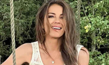 "Cred că ești cea mai în formă femeie de 60 de ani de pe planetă". Elizabeth Hurley, în costum de baie alb, după "cea mai bună vară"