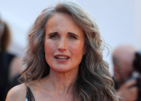 Andie MacDowell refuză să se alinieze standardelor de frumusețe: „Să ni se ceară să arătăm tinere ne-a făcut să ne simțim rușinate”