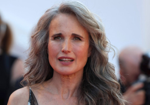 Andie MacDowell refuză să se alinieze standardelor de frumusețe: „Să ni se ceară să arătăm tinere ne-a făcut să ne simțim rușinate”