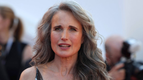 Andie MacDowell refuză să se alinieze standardelor de frumusețe: „Să ni se ceară să arătăm tinere ne-a făcut să ne simțim rușinate”