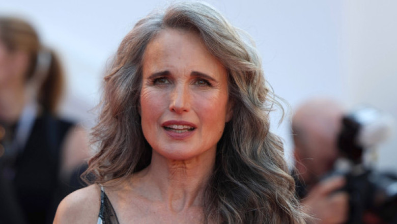 Andie MacDowell refuză să se alinieze standardelor de frumusețe: „Să ni se ceară să arătăm tinere ne-a făcut să ne simțim rușinate”