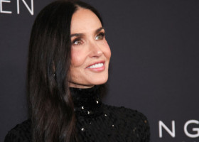 Demi Moore, „magnetică” într-o rochie șic, cu crăpătură îndrăzneață, la o gală în NYC. Fiica lui Michael Jackson: Wow!