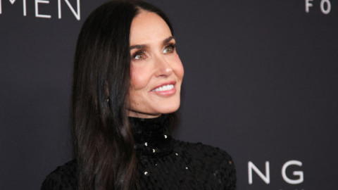 Demi Moore, „magnetică” într-o rochie șic, cu crăpătură îndrăzneață, la o gală în NYC. Fiica lui Michael Jackson: Wow!