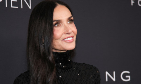 Demi Moore, „magnetică” într-o rochie șic, cu crăpătură îndrăzneață, la o gală în NYC. Fiica lui Michael Jackson: Wow!