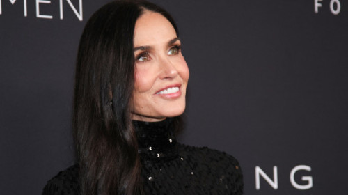 Demi Moore, „magnetică” într-o rochie șic, cu crăpătură îndrăzneață, la o gală în NYC. Fiica lui Michael Jackson: Wow!